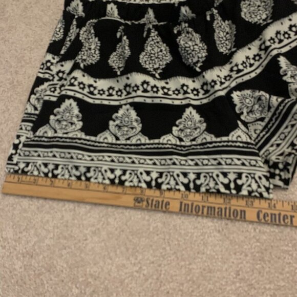 Mine. Sz Large. Elastic waist 30-34". Rayon. Pockets. USA. Border print. B44. - Picture 2 of 3